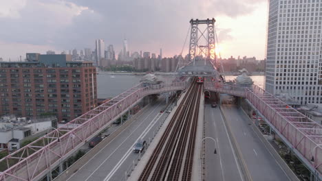 Luftaufnahme-Der-Williamsburg-Bridge-In-Der-Abenddämmerung