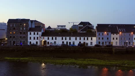 El-Icónico-Paseo-Largo-De-Galway-Al-Atardecer