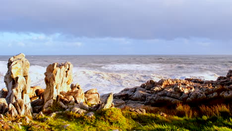 Welle-Am-Sievers-Point-Hermanus-Stürzt-In-Felsen-Und-Spritzt-Dramatisch