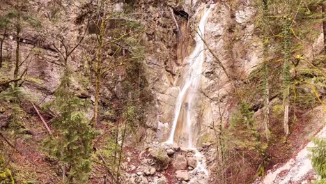 Hermosa-Vista-De-La-Cascada-De-Königssee-Cerca-De-La-Ciudad-De-Berchtesgaden-En-Los-Alpes-Bávaros,-Alemania