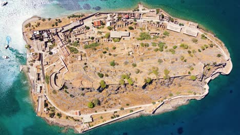 Vista-Superior-Giratoria-Sobre-La-Isla-Fortaleza-Veneciana-De-Spinalonga-En-Creta,-Grecia