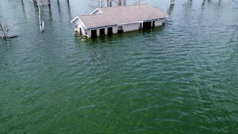 Casas-Sumergidas-Por-Las-Crecientes-Aguas-De-Las-Inundaciones-En-Fish-Lake,-Wisconsin