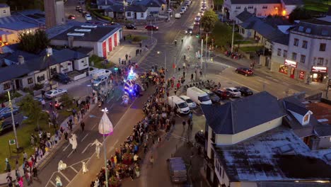 Luftaufnahme-Der-Pegasus-Parade-Bei-Nacht-Im-Stadtzentrum-Von-Galway