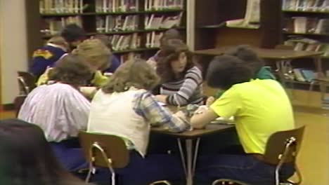 Estudiantes-Universitarios-De-Los-Años-70-Sentados-En-La-Biblioteca-De-La-Escuela