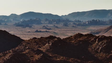 Eine-Weite-Luftaufnahme-Von-Felsbrocken-In-Der-Hochwüste-Kaliforniens