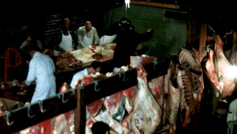 Carniceros-De-Los-Años-60-Cortando-Carne-En-Una-Carnicería