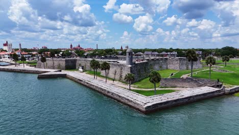 Close-up-rotating-drone-shot-of-Castillo-de-San-Marcos