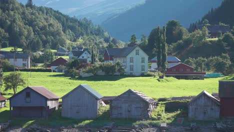 Küstendorf-Eidsdal-Am-Ufer-Des-Geirangerfjords-–-Blick-Von-Der-Abfahrenden-Fähre