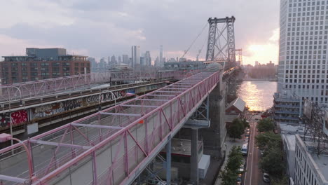 El-Puente-Williamsburg-De-La-Ciudad-De-Nueva-York-Al-Atardecer