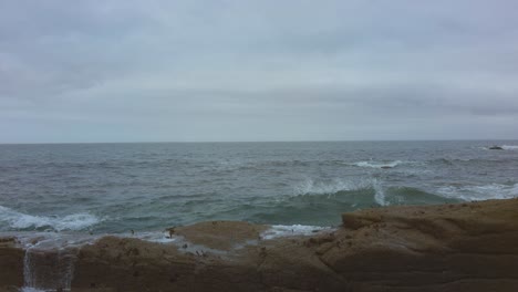 Close-up-of-the-seashore-with-high-crashing-waves