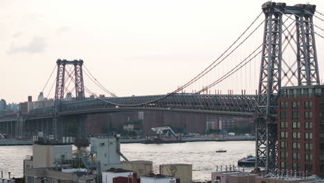 Luftaufnahme-Der-Williamsburg-Bridge-In-Der-Abenddämmerung