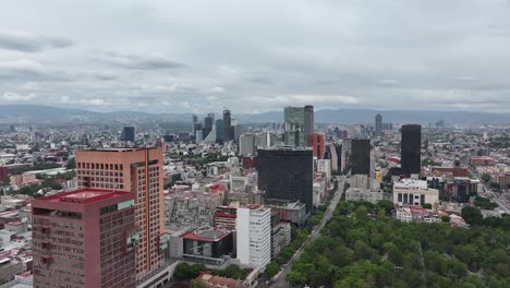 Fertig-Überführung-Alameda-Central-Park,-Avenida-Juarez-Und-Mexiko-Stadt-Busting-Stadtzentrum