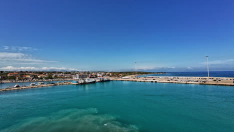 Schwenkaufnahme-Des-Hafens-Von-Zakynthos-Am-Nachmittag-In-Griechenland