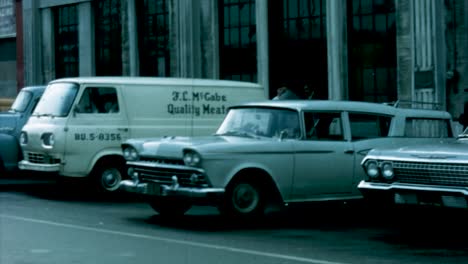 Autos-De-Los-Años-60-En-Un-Estacionamiento-Del-Centro