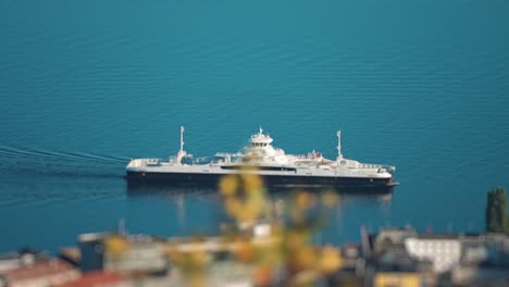 Un-Ferry-De-Pasajeros-Sale-Del-Puerto-De-Molde