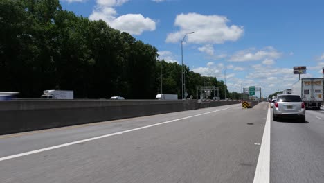 Rampa-De-Entrada-Al-Carril-Exprés-De-Tráfico-De-Marcha-Atrás-Cerrada-Con-Tráfico