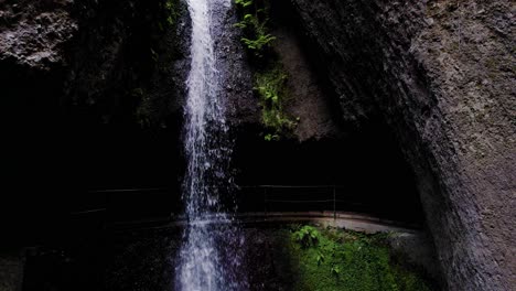 Cascada-Aislada-En-Un-Acantilado-Rocoso-De-Montaña