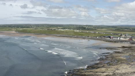 Erhöhte-Ansicht-Von-Kleinen-Meereswellen,-Die-Am-Sandstrand-In-Irland-Brechen