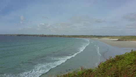 Panorama-Del-Océano-Azul-Con-La-Costa-Al-Fondo-Y-La-Playa