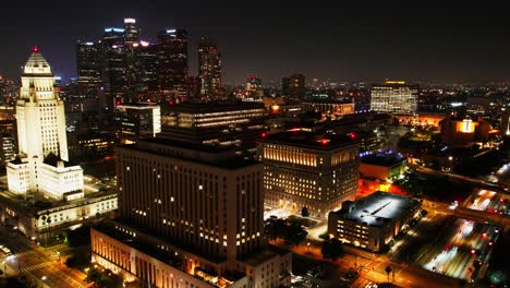 Un-Impresionante-Lapso-De-Tiempo-De-Los-Ángeles-Por-La-Noche,-Que-Captura-Las-Vibrantes-Luces-De-La-Ciudad-Y-La-Agitada-Vida-Urbana-Vista-Desde-Un-Punto-De-Observación-Alto.