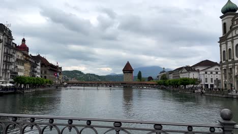 Vista-Panorámica-Del-Puente-De-La-Capilla-En-La-Histórica-Ciudad-De-Lucerna-Durante-Un-Día-Nublado