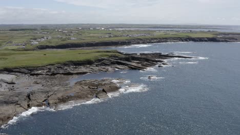 Spektrale-Highlights-Reflektieren-Den-Ruhigen-Ozean,-Die-Zerklüftete-Küste,-Irland