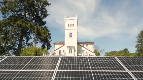 Un-Gran-Panel-Solar-Alimenta-El-Hotel-Ecológico-Wieniawa-En-Polonia