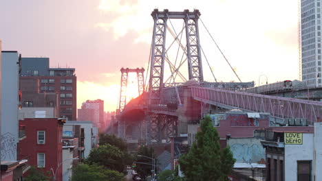 Luftaufnahme-Der-Williamsburg-Bridge-In-Brooklyn-Bei-Sonnenuntergang