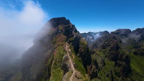 Vista-Aérea-Del-Sendero-Pico-Do-Pico-Siguiendo-Una-Cresta-Estrecha-Sobre-Acantilados-Escarpados