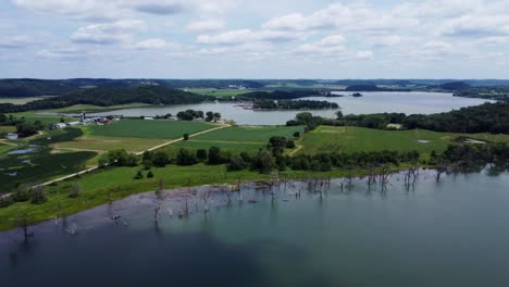 Tote-Bäume,-Die-In-Einem-Dauerhaft-überfluteten-See-In-Den-Ländlichen-Ackergebieten-Von-Dane-County,-Wisconsin,-Versunken-Sind