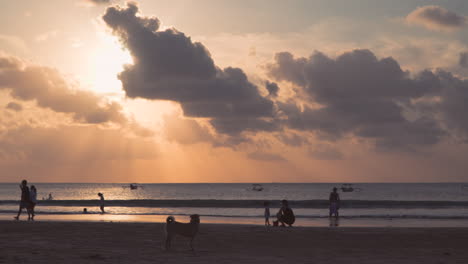 Menschen-An-Der-Küste-Bei-Sonnenuntergang-In-Der-Nähe-Des-Intercontinental-Bali-Resort-In-Jimbaran-Bay,-Bali,-Indonesien