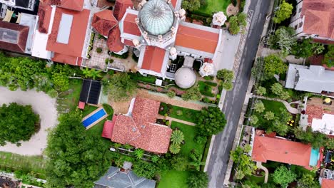 Toma-Aérea-De-Un-Dron-Mirando-Hacia-Abajo-A-La-Iglesia-Presbiteriana-Conmemorativa-En-St.