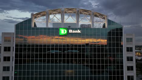 TD-Bank-building-in-downtown-Orlando-at-sunset