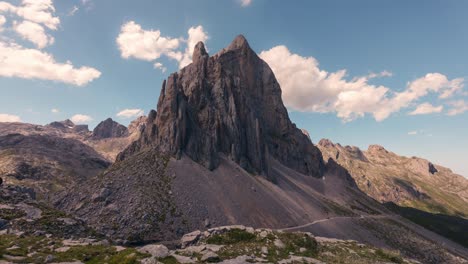 Berggipfel-Pena-Olvidada-In-Picos-De-Europa-Im-Zeitraffer-Während-Eines-Sonnigen-Morgens-In-Nordspanien