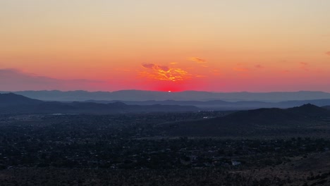 Vista-Aérea-Del-Desierto-Justo-Antes-Del-Amanecer-En-California.