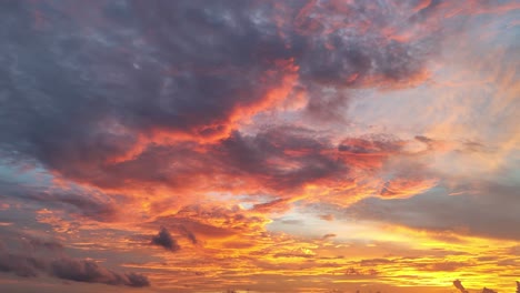 Static-shot-of-a-golden-and-pink-sunset