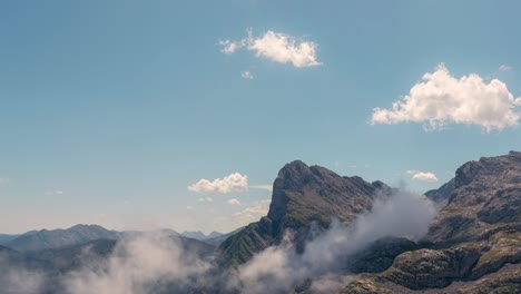 Detailaufnahme-Des-Berges-Pena-Remona-Und-Der-Tief-Hängenden-Wolken-Vom-Aussichtspunkt-Fuente-De-Im-Nationalpark-Picos-De-Europa,-Kantabrien,-Spanien