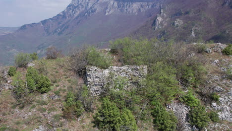 Aerial-view-of-ancient-ruins-on-a-mountain