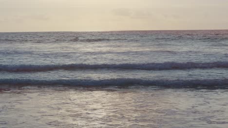 Panorama-Der-Wellen,-Die-Bei-Sonnenuntergang-An-Den-Strand-Kommen