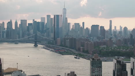 Vista-Aérea-Del-Bajo-Manhattan-En-Una-Tarde-De-Verano