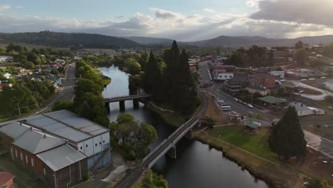 Mäandernder-Fluss-In-Der-Stadt-Deloraine-Mit-Verkehr-Während-Des-Sonnenuntergangs-In-Tasmanien,-Australien