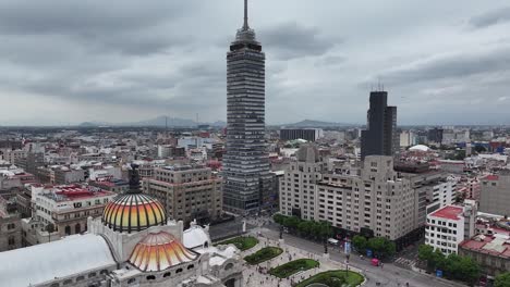 Paso-Elevado-Del-Palacio-De-Bellas-Artes,-Torre-Latino-Y-Alameda-Central-En-La-Ciudad-De-México,-Con-Vista-A-La-Ciudad