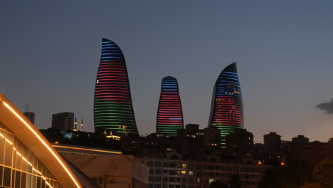 Aserbaidschan-Flagge-Und-Farben-Auf-Baku-Flamme-Türme-LED-Lichter-Dämmerung