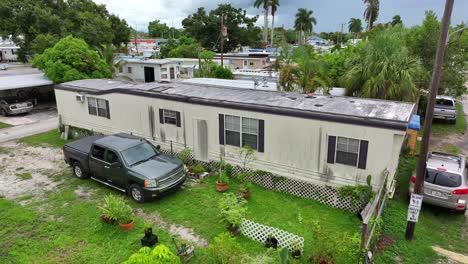 Casa-Móvil-Y-Camioneta-En-Un-Parque-De-Casas-Rodantes-De-Florida