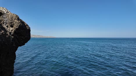 Das-Ruhige-Meer-Spiegelt-Den-Strahlend-Blauen-Himmel-Und-Unterstreicht-Die-Landschaftliche-Schönheit-Der-Krimhalbinsel-An-Einem-Heiteren-Herbsttag