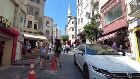 People-walking-along-the-pedestrian-area-of-Istiklal-Avenue-in-Istanbul,-Turkey