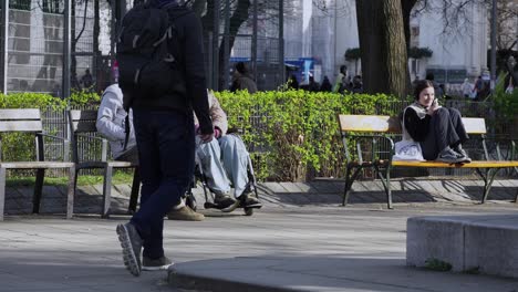 Relajándose-En-Un-Banco-Del-Parque,-Tomando-El-Sol-En-Viena