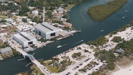 Drohnenaufnahmen-Von-Schiffen,-Die-Durch-Roberts-Bay-In-Nokomis,-Florida,-Fahren