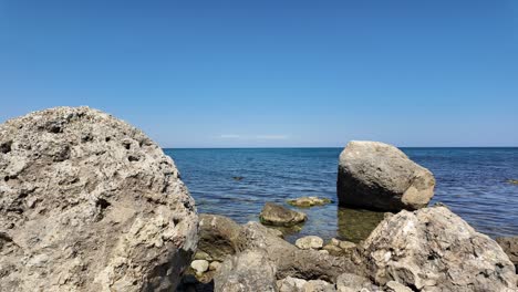 Erleben-Sie-Die-Ruhige-Schönheit-Der-Krimküste-Mit-Ihren-Felsformationen-Vor-Einem-Ruhigen-Blauen-Meer-Und-Klarem-Himmel