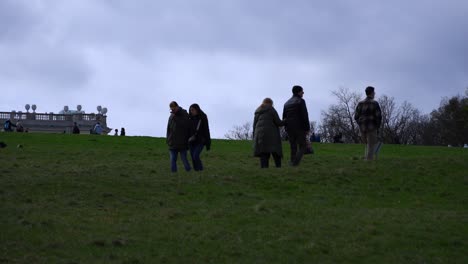 Visitors-wandering-through-the-Schönbrunn-Palace-gardens-on-a-chilly,-overcast-day